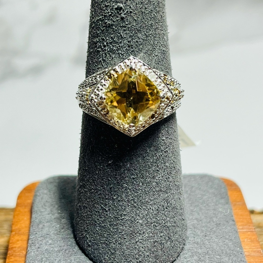 Radiant Elegance: 2.59 Carat Citrine and Diamond White Gold Ring - Picture 13 of 14